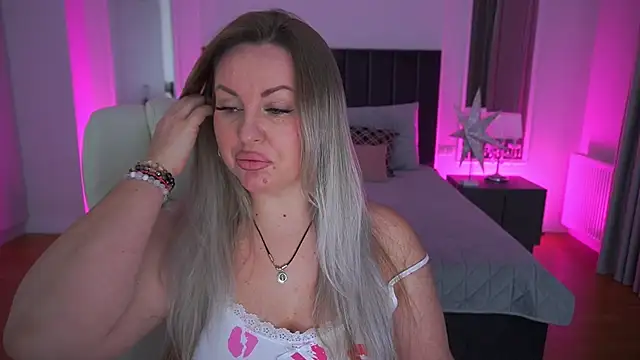 KiraCandyS online show from 12, 4, 2026