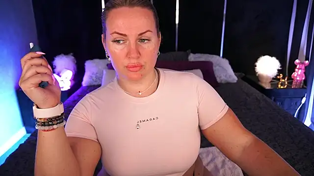 Snapshot of KiraCandyS chatting on 4, 7, 2026 KiraCandyS online show from 4, 7, 2026
