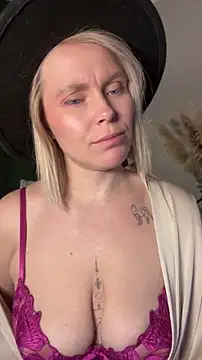 Charming Daphny online show from 8, 4, 2026