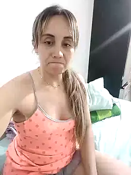 Snapshot of Isabel23zr chatting on 7, 1, 2025 Isabel23zr online show from 7, 1, 2025