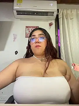 Snapshot of KathyGonzalez chatting on 7, 10, 2025 KathyGonzalez online show from 7, 10, 2025