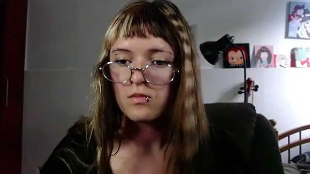 NEXT DOOR GIRL  online show from 22, 9, 2025