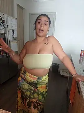 Snapshot of cinnaminnie chatting on 5, 11, 2025 cinnaminnie online show from 5, 11, 2025