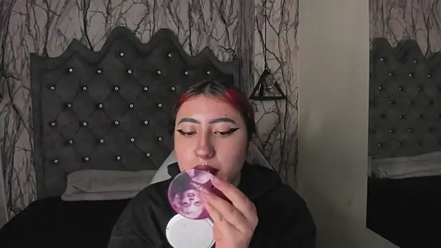 larissa01  online show from 5, 3, 2025