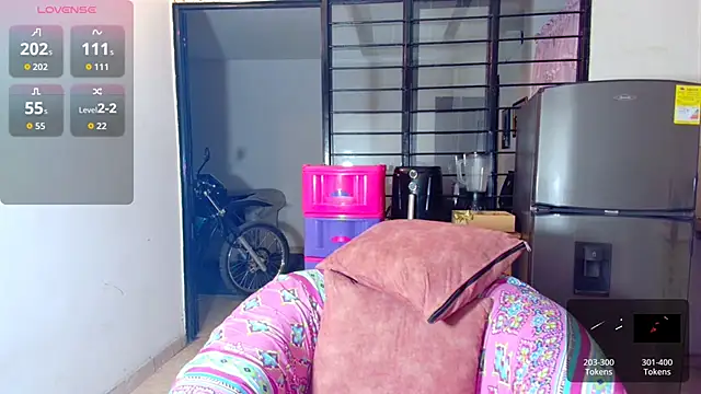 Snapshot of CiaraEbony chatting on 27, 10, 2025 CiaraEbony online show from 27, 10, 2025