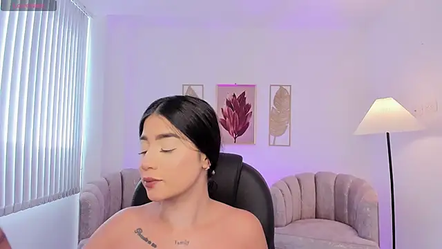 Snapshot of amelie_jhons chatting on 17, 10, 2025 amelie jhons online show from 17, 10, 2025