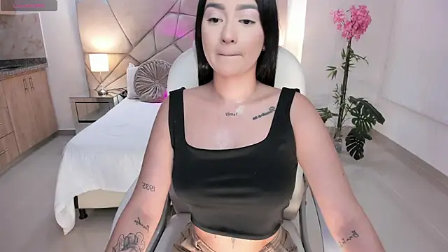 Snapshot of amelie_jhons chatting on 17, 12, 2025 amelie jhons online show from 17, 12, 2025