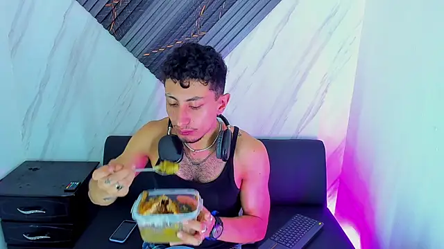 Snapshot of Piggy_Eddy chatting on 27, 11, 2025 Piggy Eddy online show from 27, 11, 2025