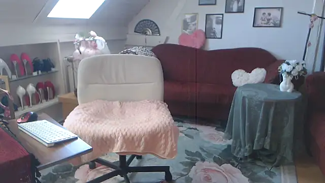 Snapshot of GinaBlonde chatting on 25, 6, 2026 GinaBlonde online show from 25, 6, 2026