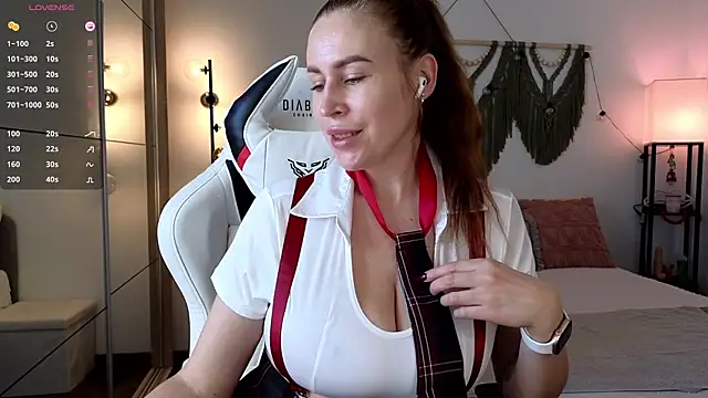 Snapshot of AliceMYs chatting on 28, 10, 2025 AliceMYs online show from 28, 10, 2025