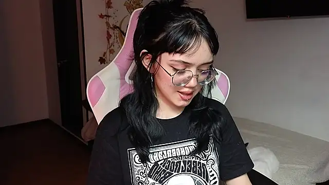 Snapshot of suzumi__ chatting on 14, 12, 2024 suzumi online show from 14, 12, 2024