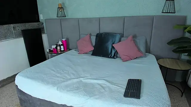 Annie-Wolf online show from 10, 11, 2025