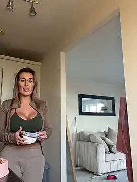 UKSYDNEYFOX online show from 24, 2, 2025