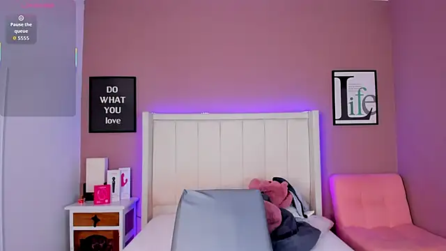 Britanymooree online show from 11, 11, 2025