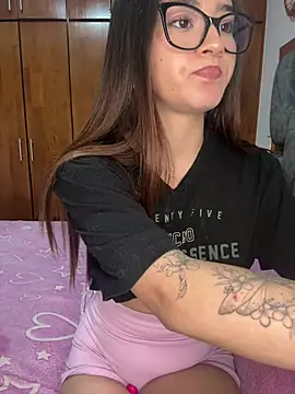 Snapshot of Veronica_isaza__ chatting on 8, 6, 2026 Veronica isaza online show from 8, 6, 2026