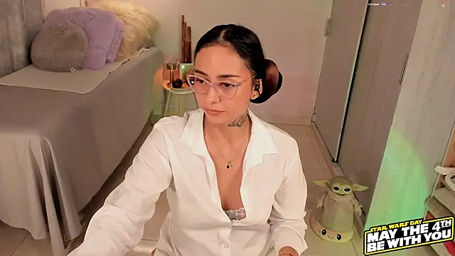 Snapshot of Aleja24Evans chatting on 5, 5, 2026 Aleja24Evans online show from 5, 5, 2026
