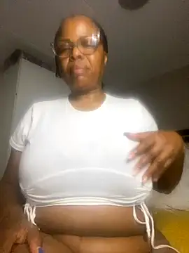 Snapshot of Nomthie chatting on 16, 9, 2025 Nomthie online show from 16, 9, 2025