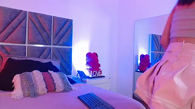 Laura Dicardy online show from 4, 12, 2025