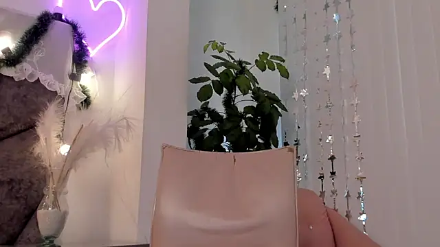 Snapshot of BonnieCute_ chatting on 11, 12, 2024 BonnieCute online show from 11, 12, 2024