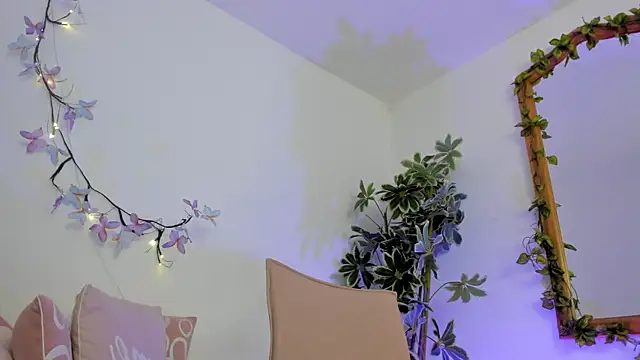Snapshot of BonnieCute_ chatting on 1, 10, 2025 BonnieCute online show from 1, 10, 2025