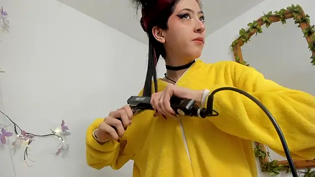 Snapshot of BonnieCute_ chatting on 14, 10, 2025 BonnieCute online show from 14, 10, 2025