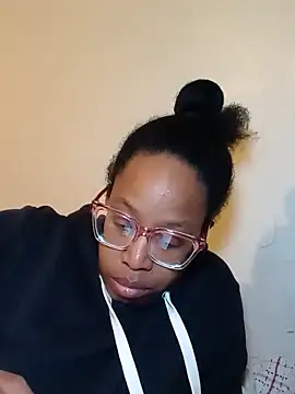 Snapshot of madamsensuale chatting on 25, 2, 2025 madamsensuale online show from 25, 2, 2025