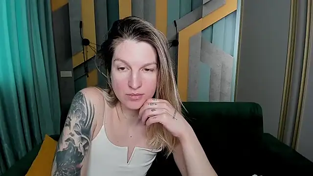 EmilyWalkeri online show from 9, 4, 2026