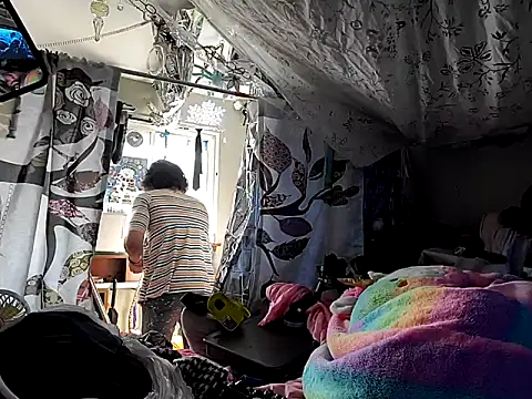 gurlnips online show from 28, 2, 2025