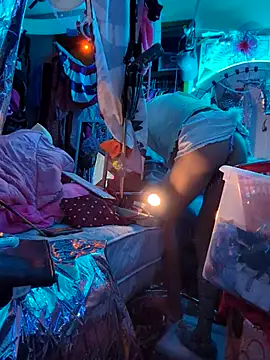 gurlnips online show from 6, 3, 2025