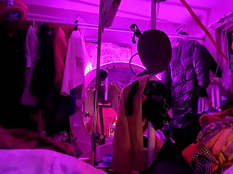 gurlnips online show from 19, 3, 2025