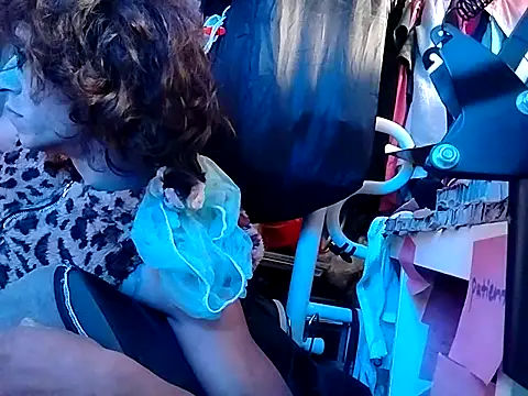 gurlnips online show from 8, 9, 2025