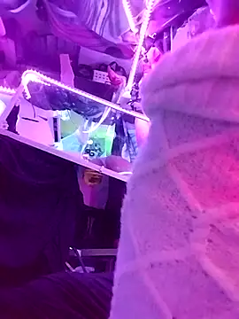 gurlnips online show from 10, 4, 2026