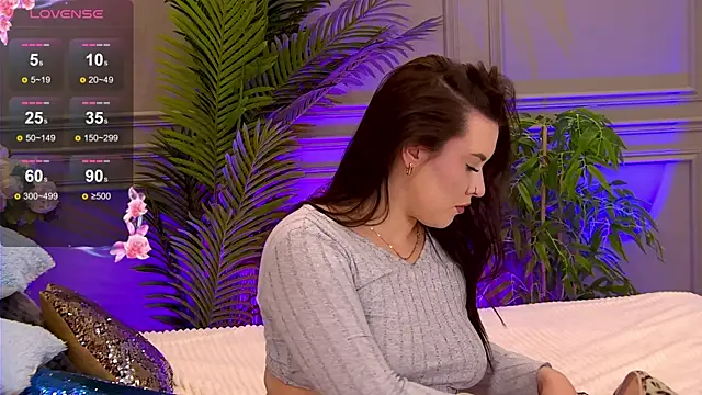 TrishaWinslet online show from 28, 2, 2025