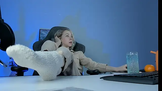 Snapshot of LylithSkye chatting on 2, 2, 2025 LylithSkye online show from 2, 2, 2025