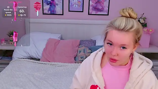 Snapshot of AliceMorr chatting on 1, 2, 2025 AliceMorr online show from 1, 2, 2025