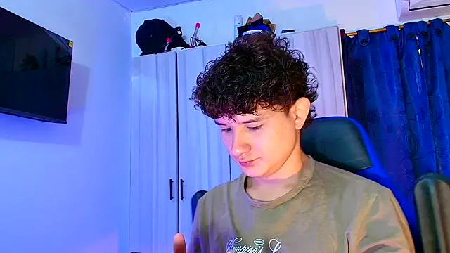 Snapshot of Nathan_Bluee chatting on 17, 12, 2025 Nathan Bluee online show from 17, 12, 2025