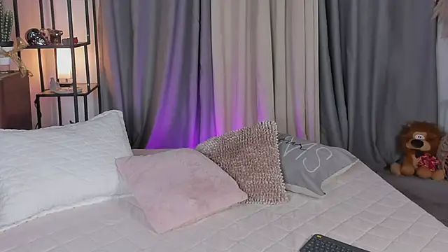 Snapshot of lynda_west chatting on 15, 11, 2025 lynda west online show from 15, 11, 2025