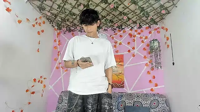 Fresahot2005 online show from 18, 12, 2025