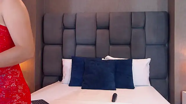 Snapshot of SophieWolkman chatting on 5, 3, 2025 SophieWolkman online show from 5, 3, 2025