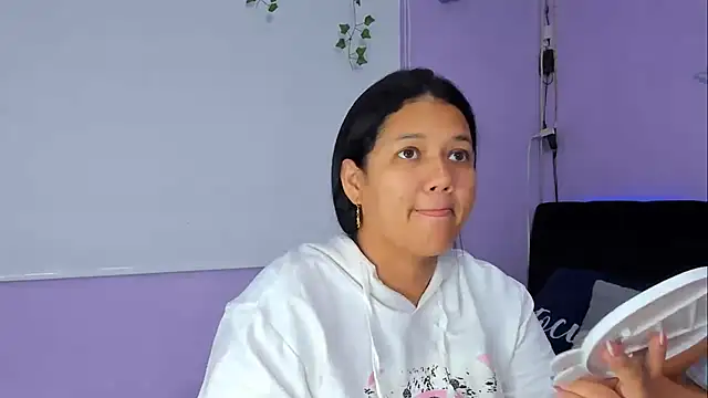 Snapshot of sara_mendez2 chatting on 5, 1, 2025 sara mendez2 online show from 5, 1, 2025