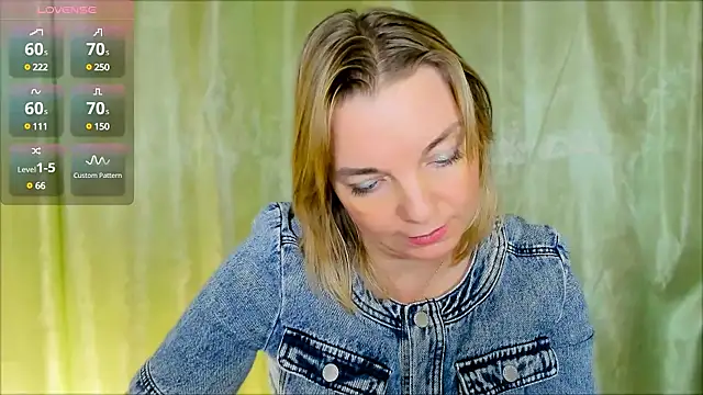 Snapshot of Regina__blue chatting on 13, 12, 2024 Regina blue online show from 13, 12, 2024