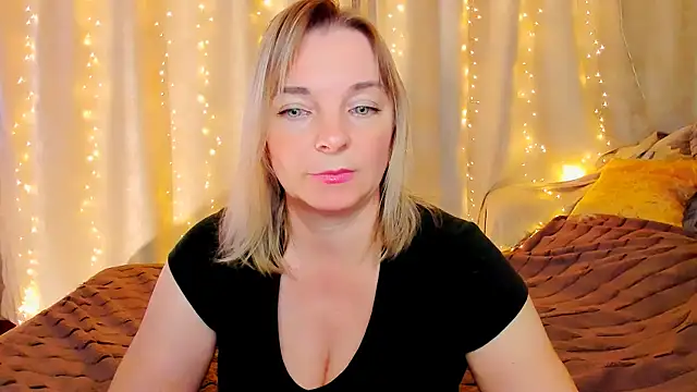 Snapshot of Regina__blue chatting on 28, 10, 2025 Regina blue online show from 28, 10, 2025