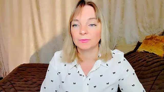 Snapshot of Regina__blue chatting on 2, 11, 2025 Regina blue online show from 2, 11, 2025