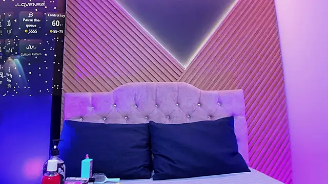 EvaaLovia1 online show from 4, 6, 2026