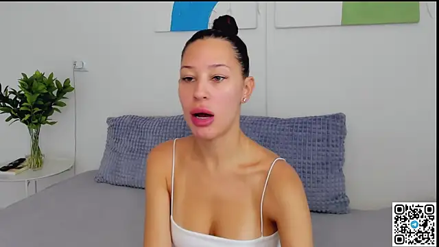 Snapshot of SelenaRousey chatting on 12, 7, 2026 SelenaRousey online show from 12, 7, 2026