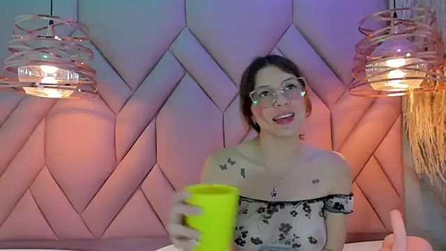 Snapshot of AngelaaCute_ chatting on 14, 12, 2024 AngelaaCute online show from 14, 12, 2024