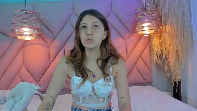 Snapshot of AngelaaCute_ chatting on 31, 12, 2024 AngelaaCute online show from 31, 12, 2024