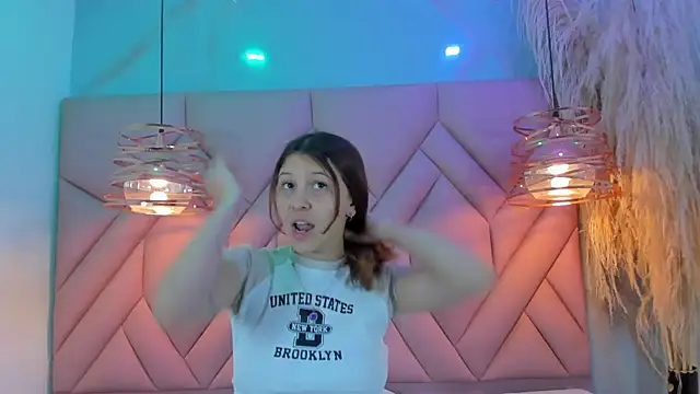Snapshot of AngelaaCute_ chatting on 8, 1, 2025 AngelaaCute online show from 8, 1, 2025