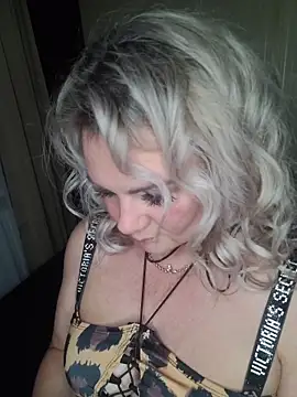Snapshot of candy_queeen chatting on 10, 6, 2026 candy queeen online show from 10, 6, 2026