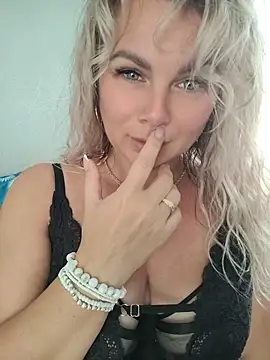 Snapshot of candy_queeen chatting on 25, 6, 2026 candy queeen online show from 25, 6, 2026